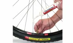 Siringa Per Liquido Preventivo Stan's Notubes The Injector -Vendite MTB Seringue The Injector 3 1235x735