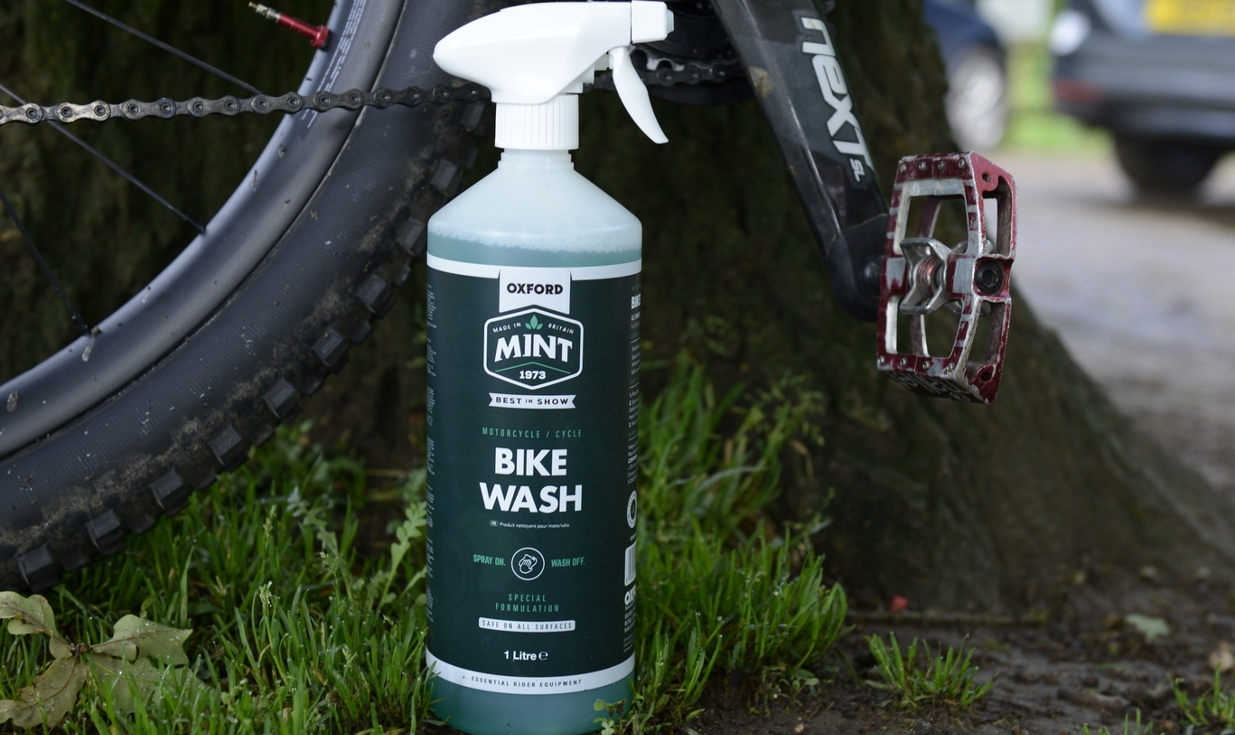 Detergente Biodegradabile Per Bici Mint Bike Wash OxfordFormato 1 O 5 L 3 Detergente Biodegradabile Per Bici Mint Bike Wash OxfordFormato 1 O 5 L - immagine 3